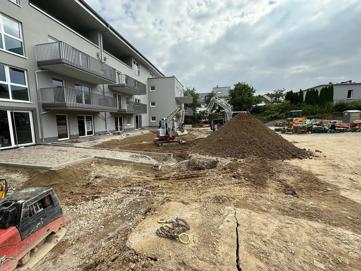 Baustelle vor der Gartengestaltung: aufgeschüttete Erde und Rohplanum