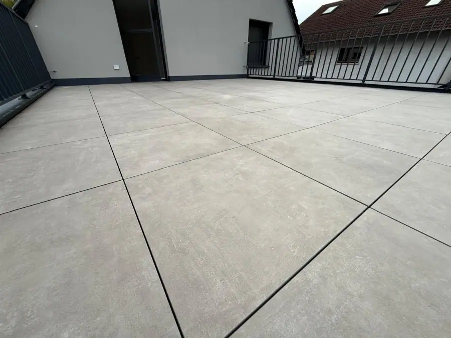 Großformatige Terrassenplatten auf einem Balkon