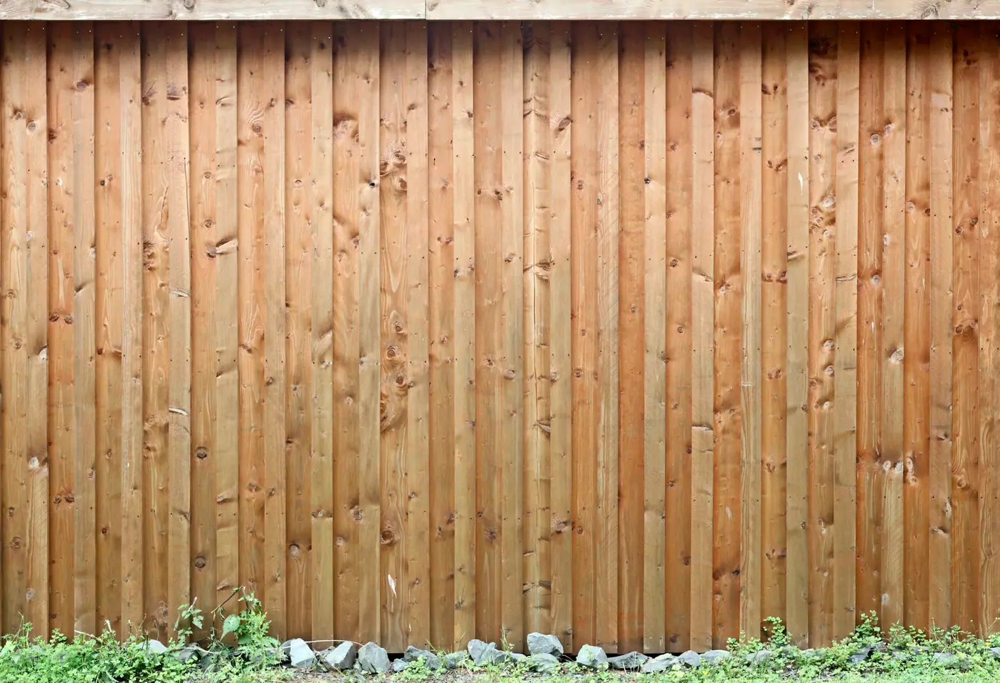 Sichtschutzzaun aus Holz im Garten